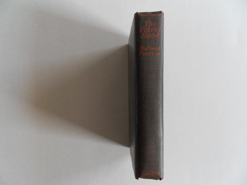 Footner, Hulbert [ 1879 - 1944; was a Canadian born American writer of primarily detective fiction ]. - The Velvet Hand. [ A Madame Storey Detective ]. [ FIRST edition ].