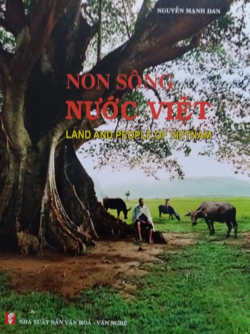 Nguyen Manh Dan - Land and People of Vietnam / Non song nuoc Viet