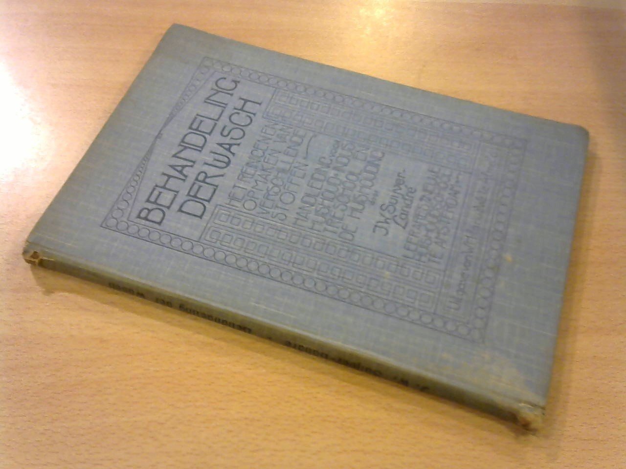 Suyver-Landré J.W. - Behandeling der Wasch, het reinigen en opmaken van verschillende stoffen. Handleiding voor huishoud en industrieschool en huishouding
