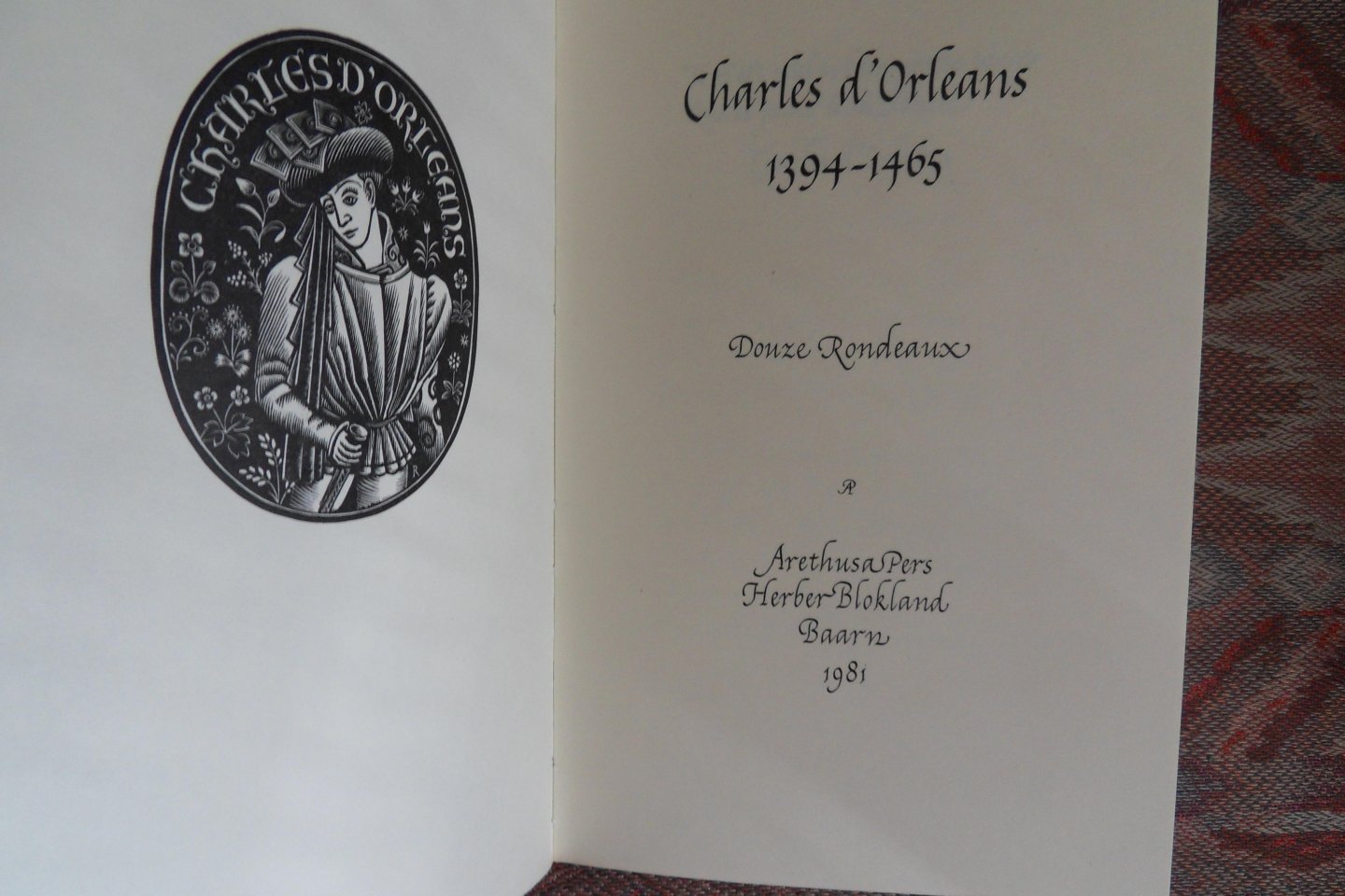 Orleans, Charles d`. [ Gesigneerd onder het colophon door Pieter Wetselaar ]. - Douze Rondeaux. {Genummerd ex. XIII - speciale luxe uitgave door P.J.J. Peijnenburg gebonden in half linnen met leren rug}.