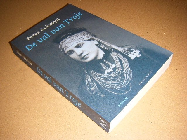 Peter Ackroyd - De val van Troje roman