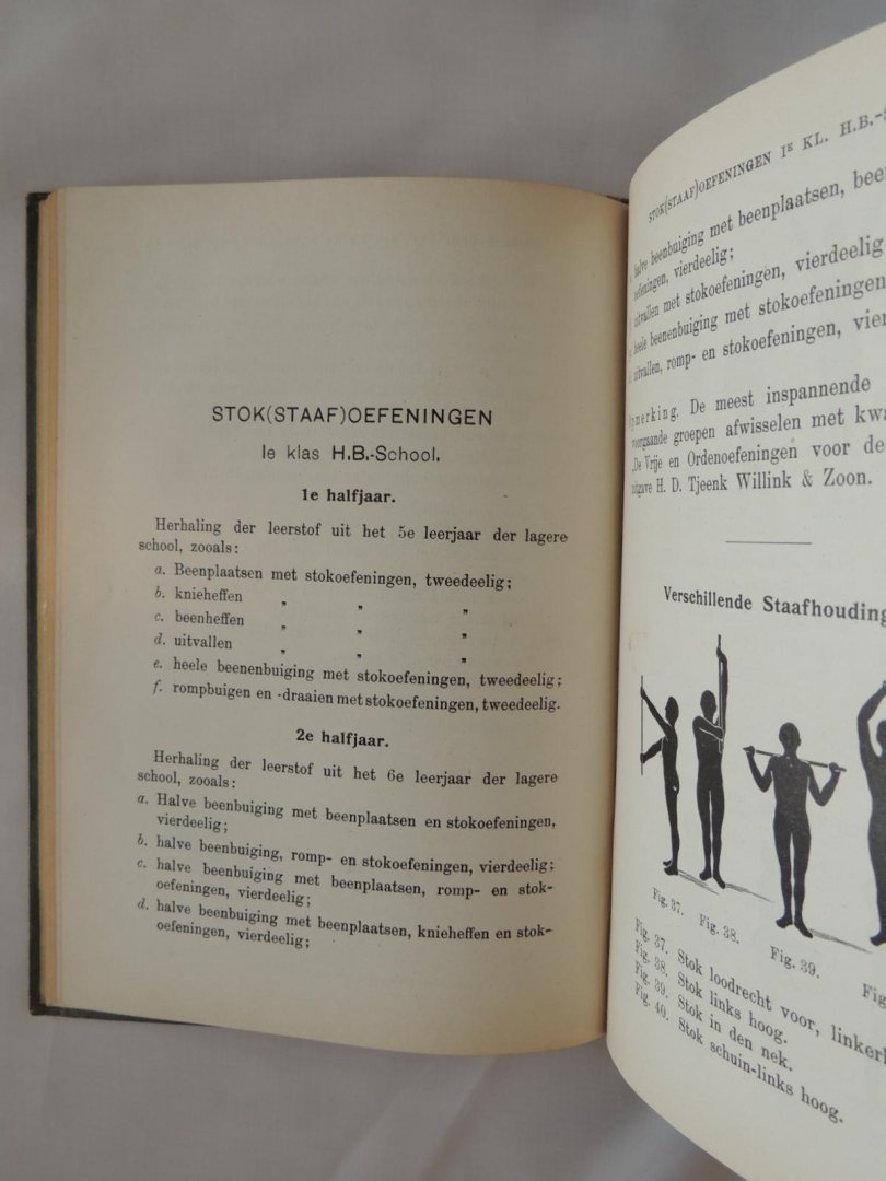 Boom van der J.A. - de vrije, orden, gereedschapsoefeningen gymnastische groepen en veldspelen practische handleiding