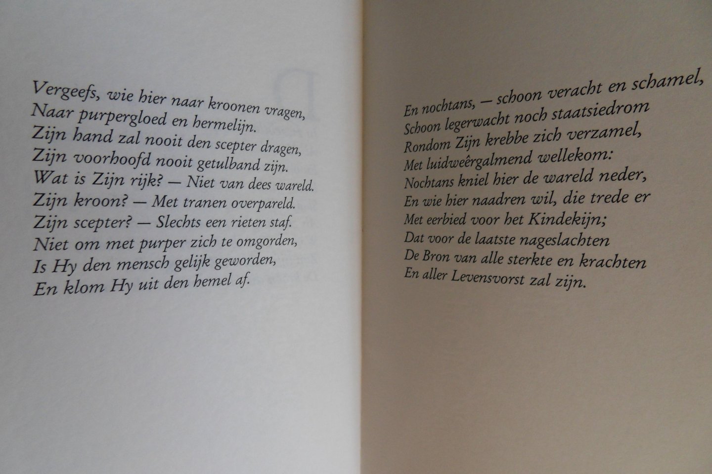 Lesturgeon, A.L. [ Met een GESIGNEERD briefje van de drukker Cees van Dijk ]. - Purpergloed noch Hermelijn. [ Beperkte oplage van 60 ex. ].