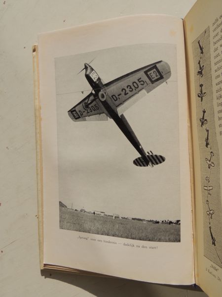 Karlson, P.-  geautoriseerde vert. dr. K. Frits - De mensch vliegt; geschiedenis en techniek van het vliegen
