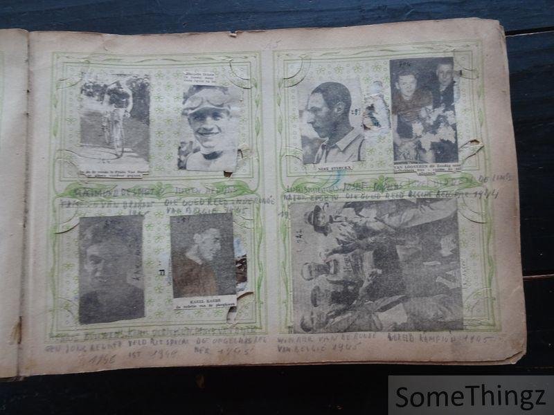 Anon. - Scrapbook / verzamelalbum / oud postkaartenalbum met talrijke krantenknipsels van wielrenners (jaren '40-'50-'60).