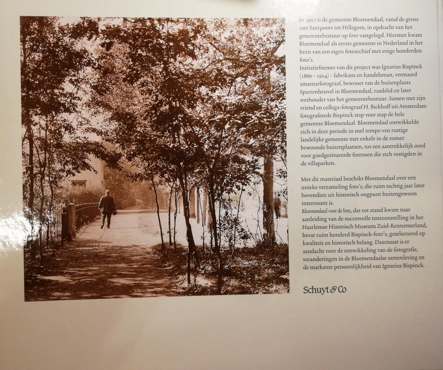 Slagter , Jet . & Henk Wieringa & Noortje Enderman.  [ isbn 9789060974902 ] 3411 - Bloemendaal  voor  de  Lens . ( Ignatius Bispinck en het gemeentelijk fotoarchief . ) In 1917 is de gemeente Bloemendaal, vanaf de grens met Santpoort tot Hillegom , in opdracht van het gemeentebestuur op foto vastgelegd . Rijkelijk geillustreerd -