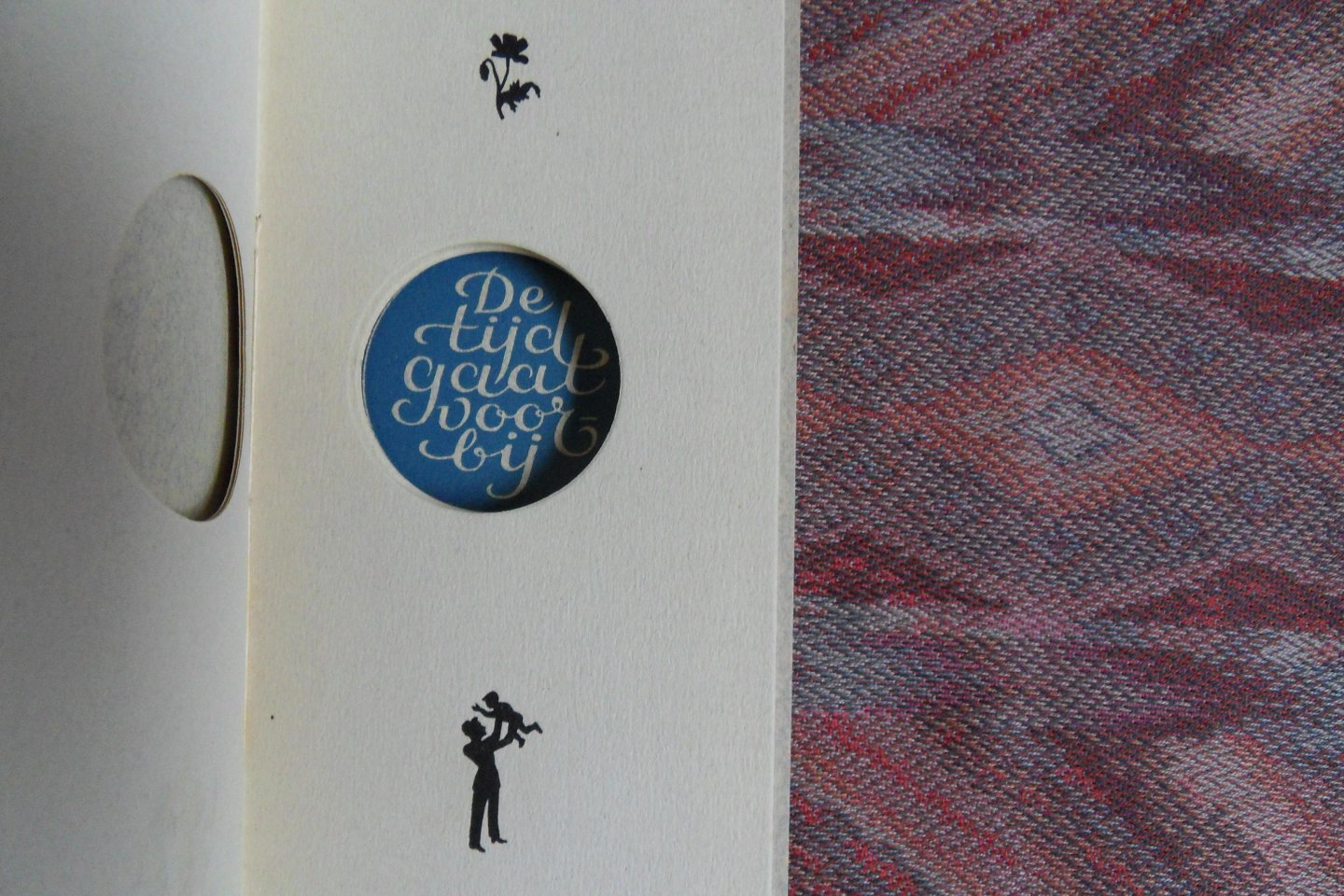 Voss, H.D. [ Gesigneerd ]. - De Tijd gaat voorbij.  [ Persoonlijke Nieuwjaarswens van de grafische kunstenaar H.D. Voss].