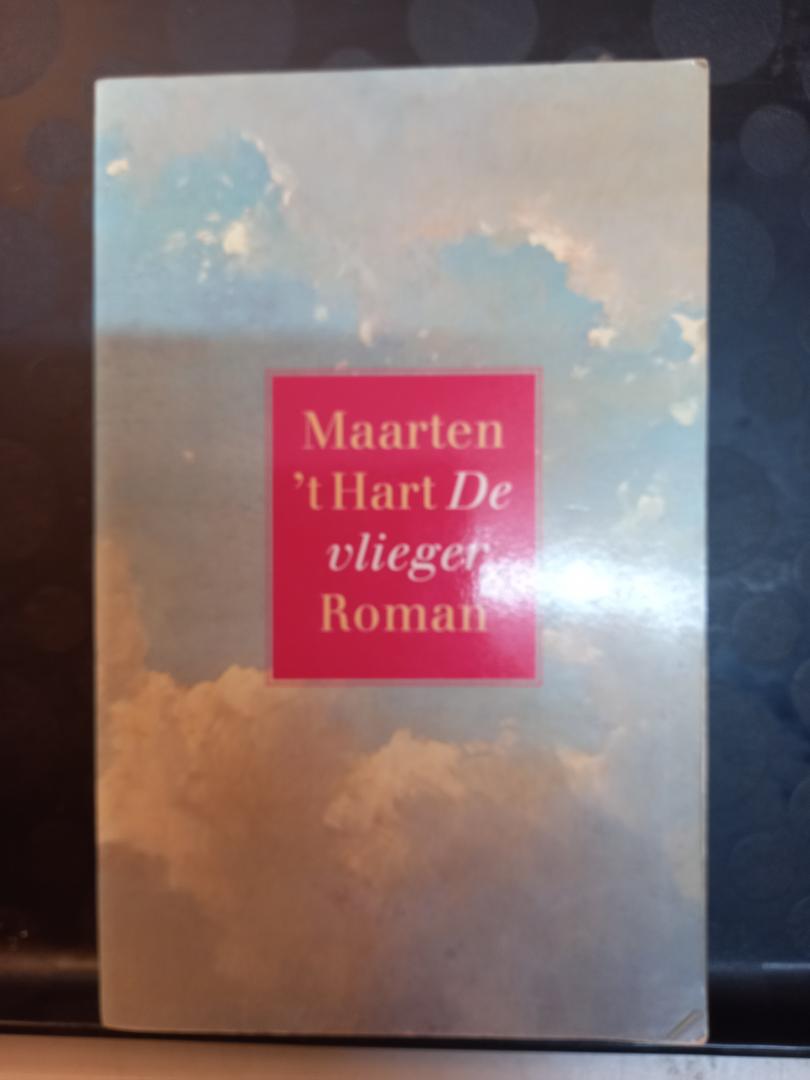 Hart, Maarten 't - De Vlieger. Roman.