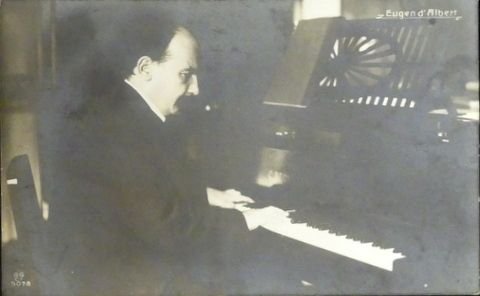 D`Albert, Eugen: - [Fotopostkarte, am Klavier]