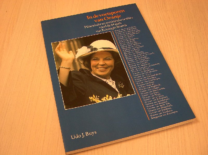 Buys Udo J. - In de voetsporen van Oranje - Historische en toeristische notities rond de 44 titels van Koningin Beatrix. Buys Udo J. - In de voetsporen van Oranje - Historische en toeristische notities rond de 44 titels van Koningin Beatrix.
