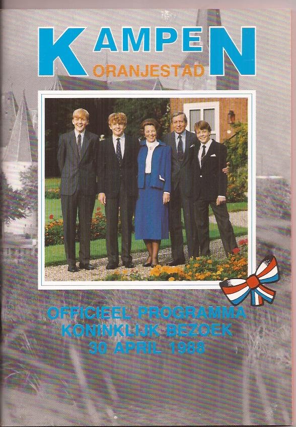 Kamper Oranjeverengingen - Kampen Oranjestad. Officieel programma koninklijk bezoek 30 april 1988. Voorwoord mr. J.L.M. Niers Com. der Koningin van Overijssel en door burgemeester H. Kleemans van Kampen.