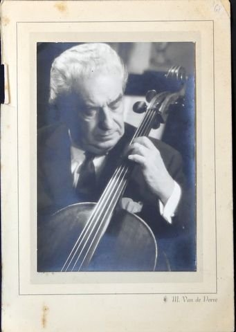 Van de Perre, M. (?): - [Fotografie, halbe Figur, mit Cello] M. van de Perre