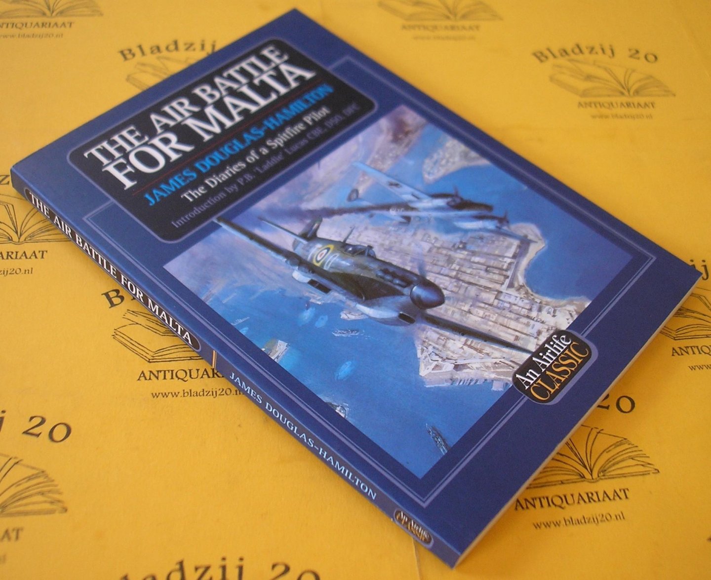 Douglas-Hamilton, James. - The air battle for Malta. The diaries of a Spitfire pilot.
