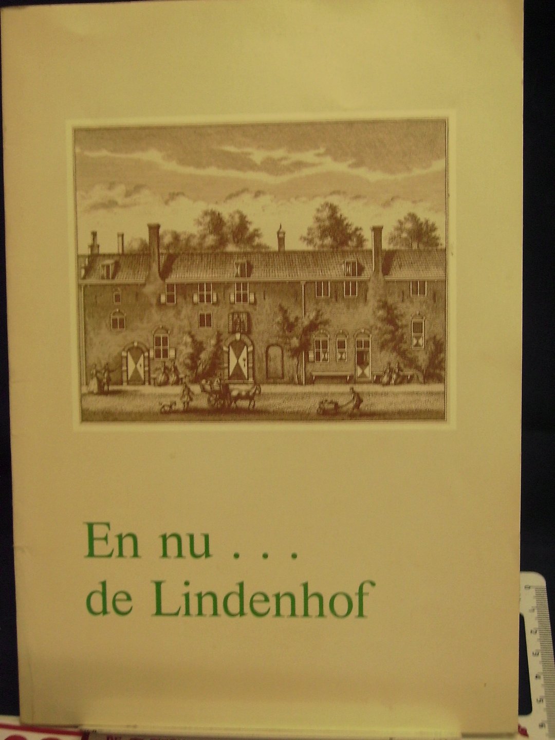 Krogt, Peter van der - En nu ... de Lindenhof ; Geschiedenis van de diaconale bejaardenzorg in Delft, uitgegeven ter gelegenheid van de opening van de Lindenhof op 28 juni 1989