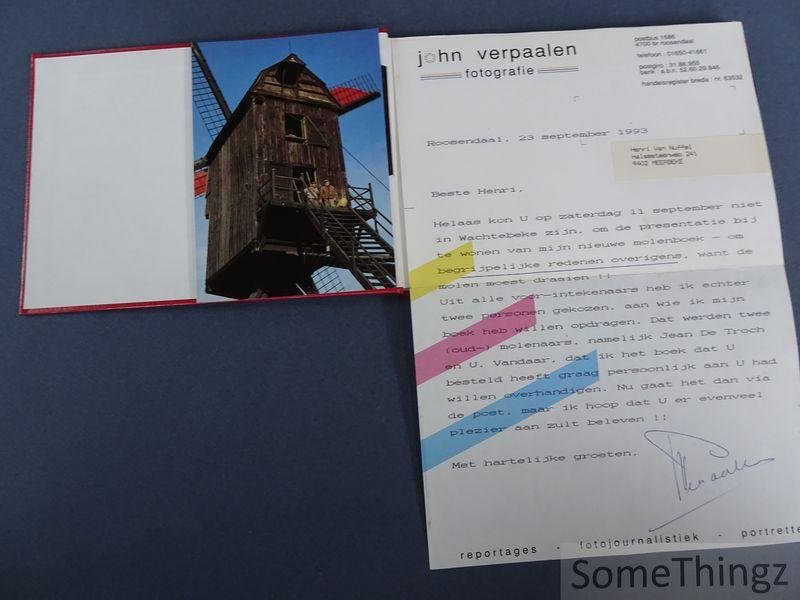 Verpaalen, John. - Verdwenen Belgische windmolens in oude prentkaarten. Moulins à vent belges disparus en cartes postales anciennes. [+ originele brief en twee kaartjes van de auteur.]