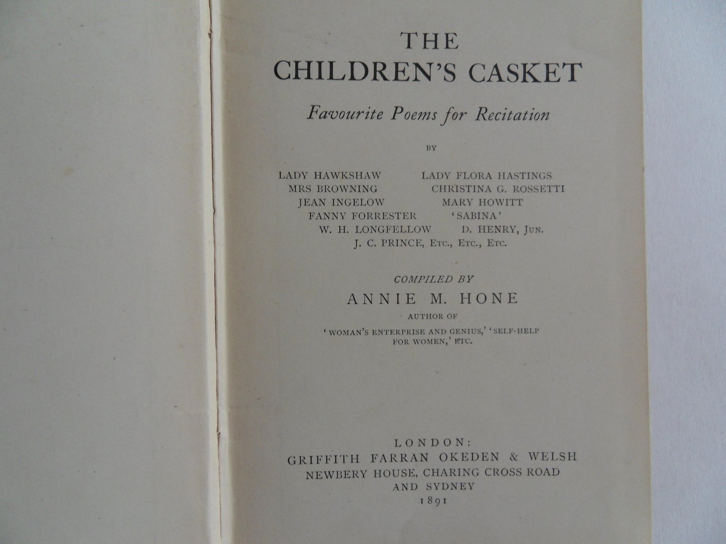 Hone, Annie M. [ Compiled by ]. - The Children`s Casket. - Favourite Poems for Recitation.