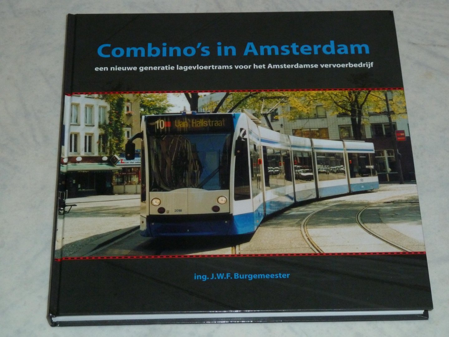 Burgemeester, Ing. J.W.F. - Combino's in Amsterdam. Een nieuwe generatie lagevloertrams voor het Amsterdamse vervoerbedrijf.