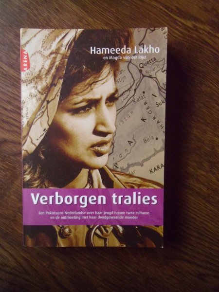 Hameeda Lakho en Magda van der Rijst - Verborgen Tralies. Een Pakinstaans-Nederlandse over haar jeugd tussen twee culturen en de ontmoeting met haar doodgewaande moeder