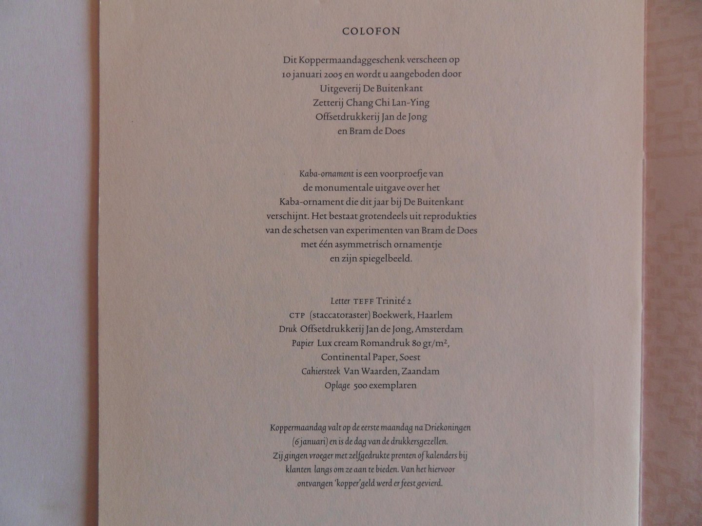 Does, Bram de. - Kaba-ornament. [ Koppermaandag-uitgave 2005 in een oplage van 500 exemplaren ]. [ Compleet met de aanbiedingsbrief ].