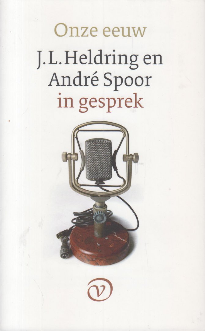 André Spoor en Jerôme Heldring - Onze eeuw - J.L. Heldring en André Spoor in gesprek - Ze voerden in augustus 2012 een viertal lange gesprekken. Zij namen hun persoonlijke ervaringen met de politiek van de twintigste eeuw door, spraken over de Koude Oorlog, het ontstaan en het einde