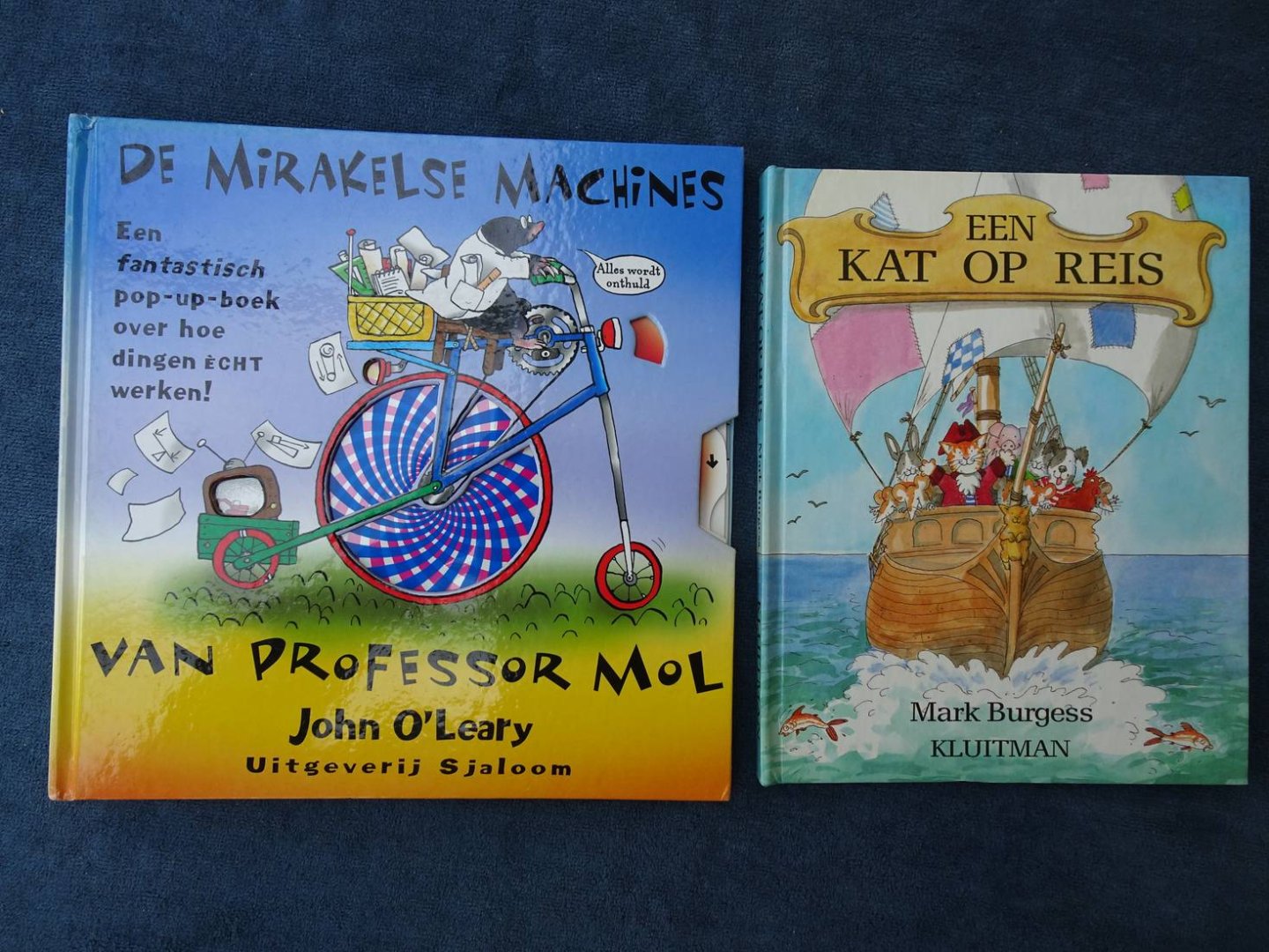 O'Leary, John & Mark Burgess. - Een kat op reis/ De Mirakelse Machines van Professor Mol. Een fantastisch pop-up-boek over hoe dingen ècht werken! 2 stuks.