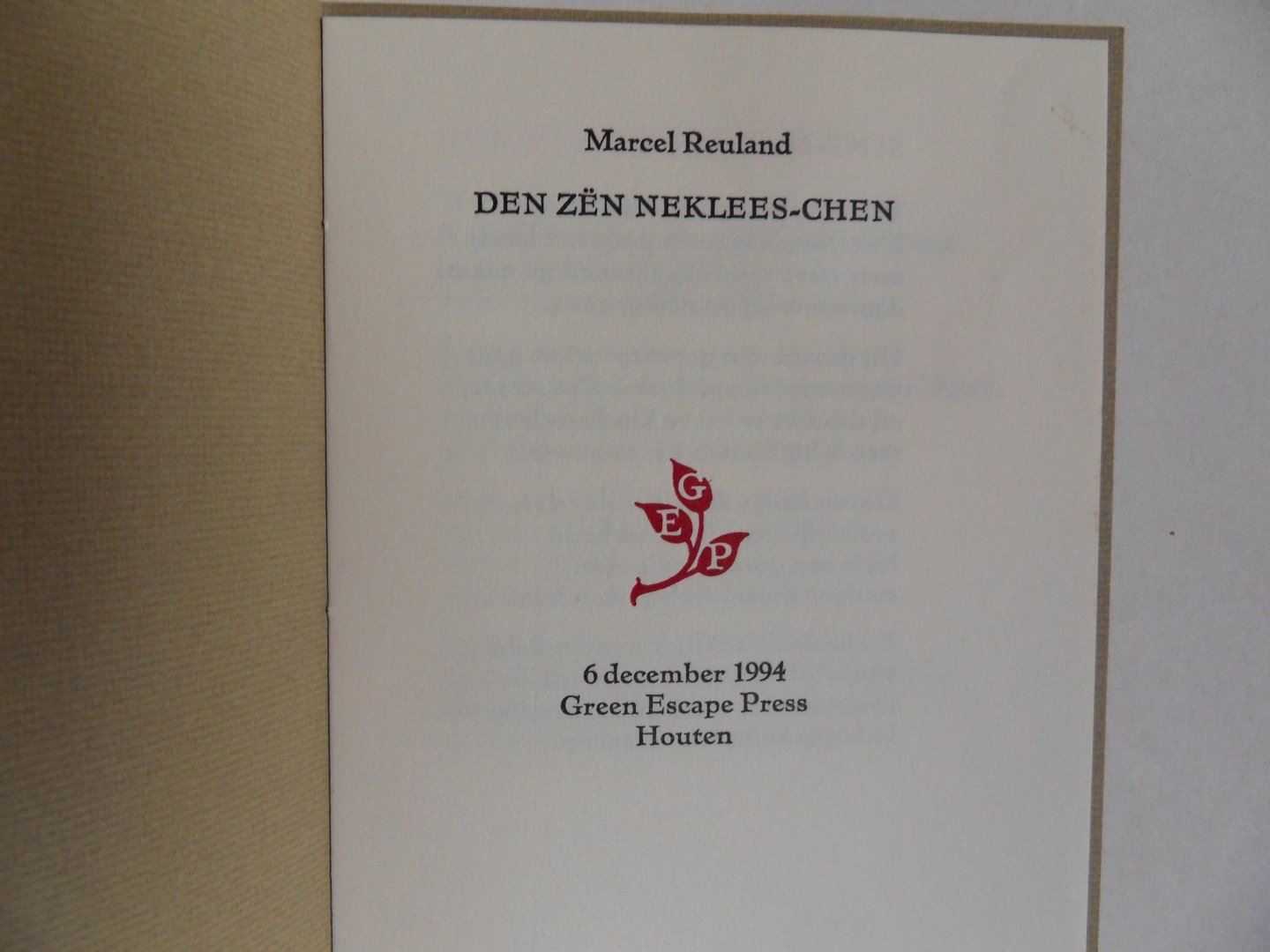 Reuland, Marcel. [ vertaling uit het Luxemburgs door de drukker Henk van Otterloo ]. - Den Zën Neklees-Chen. [ Sint-Nicolaas ]. - [ Beperkte oplage van 45 exemplaren ].