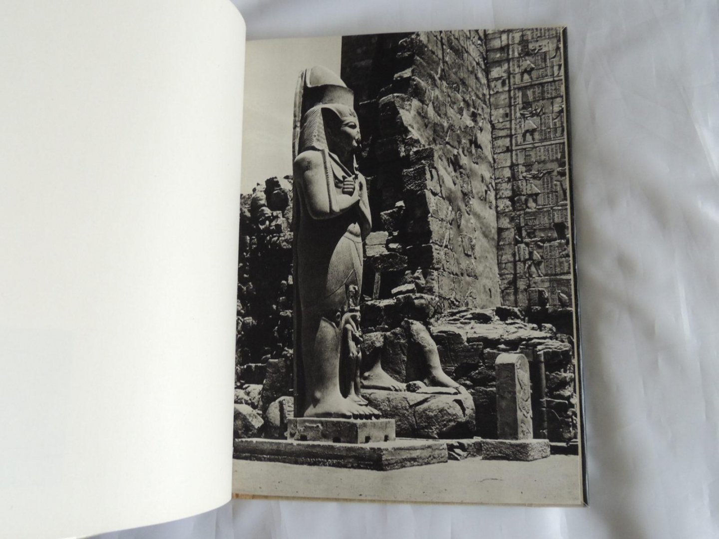 Michalowski, Kazimiez and Dziewanowski, Andrzej (photographs) - Karnak. fotoboek in z/w