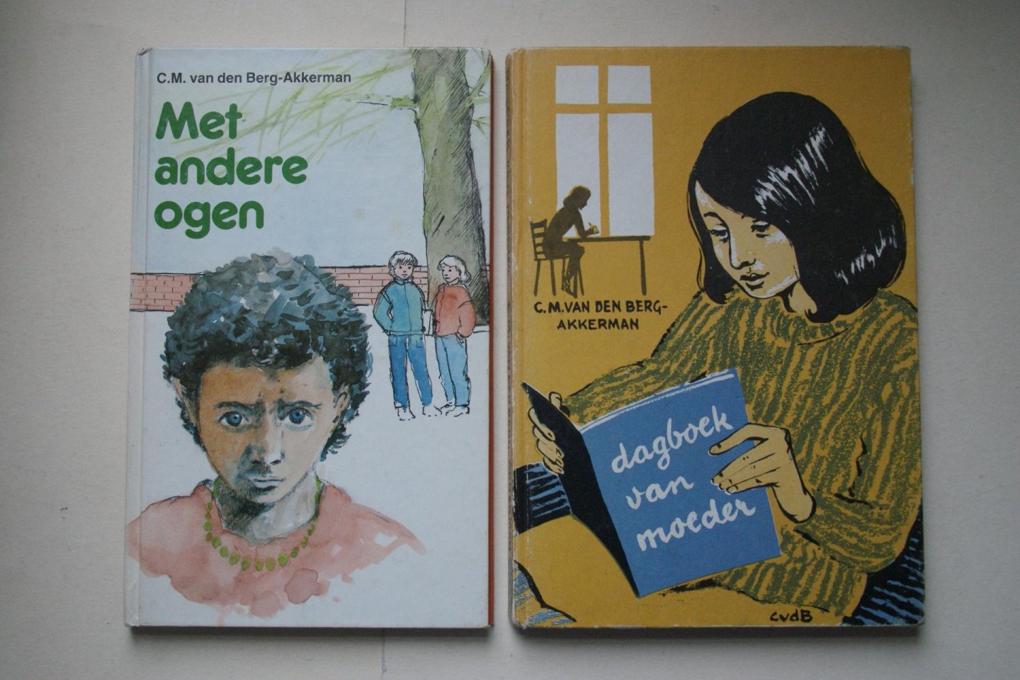 Berg- Akkerman, C.M. van den - 2 boeken samen: Met Andere Ogen   &   Dagboek Van Moeder