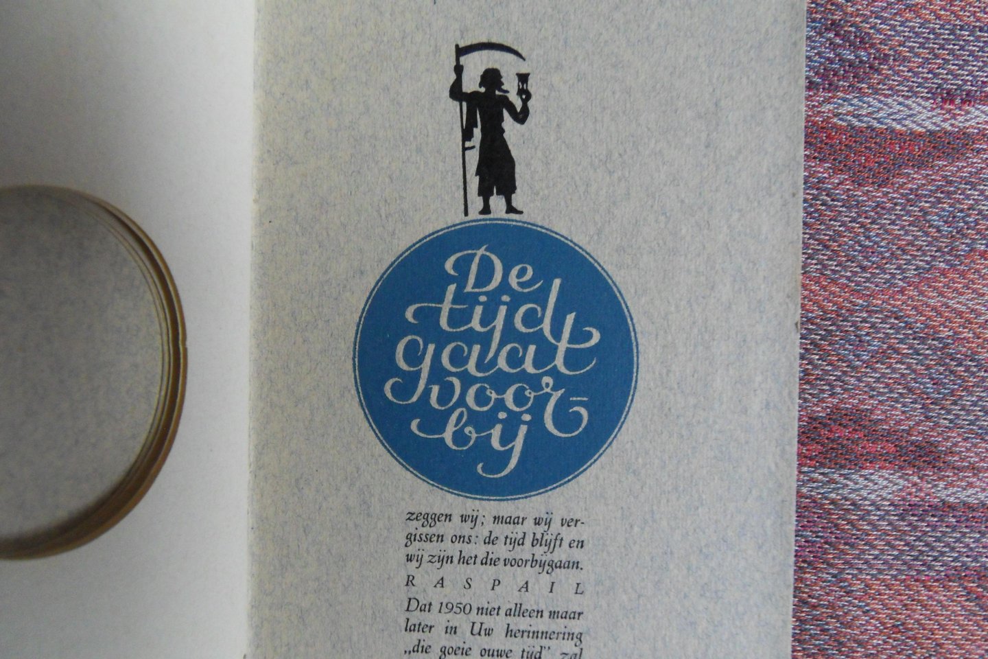 Voss, H.D. [ Gesigneerd ]. - De Tijd gaat voorbij.  [ Persoonlijke Nieuwjaarswens van de grafische kunstenaar H.D. Voss].