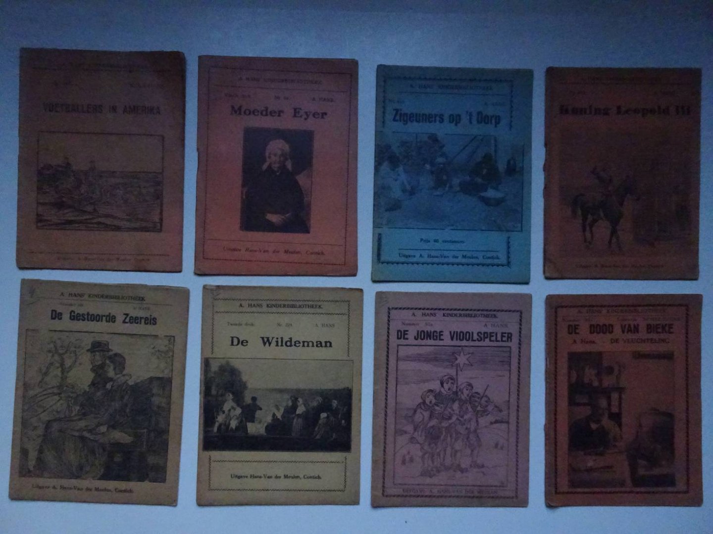 Hans, A. & Willem. - De dood van Bieke/ Koning Leopold III/ De jonge vioolspeler/ De Wildeman/ De gestoorde zeereis/ Zigeuners op 't dorp/ Voetballers in Amerika/ Moeder Eyer. 8 stuks uit de A. Hans Kinderbibliotheek.