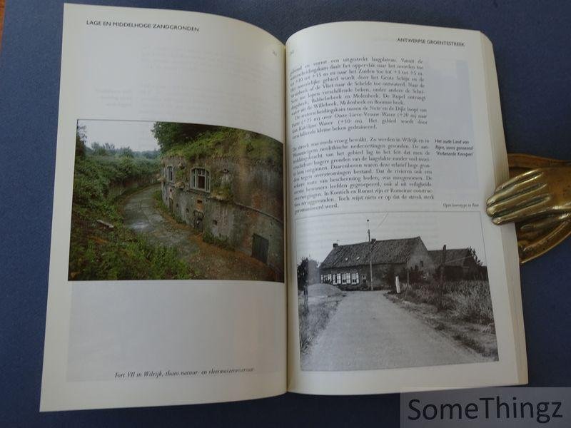 Gysels, H. / J. Backaert, A.J. Beenhakker en T. Caspers (medewerkers) - De landschappen van Vlaanderen en zuidelijk Nederland. Een landschapsecologische studie.