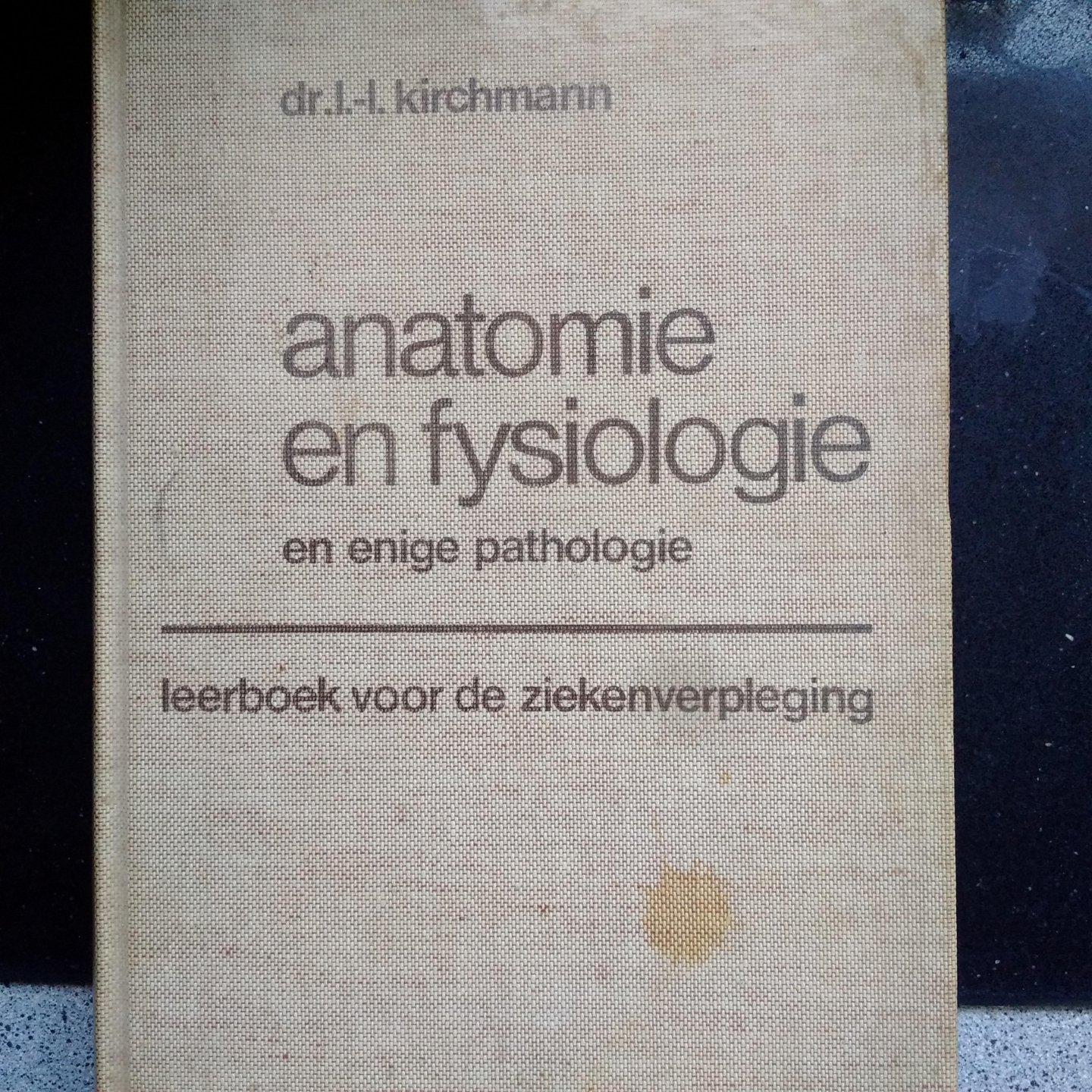 Kirchmann, Dr. L. - Anatomie en fysiologie en enige pathologie. Leerboek voor de ziekenverpleging