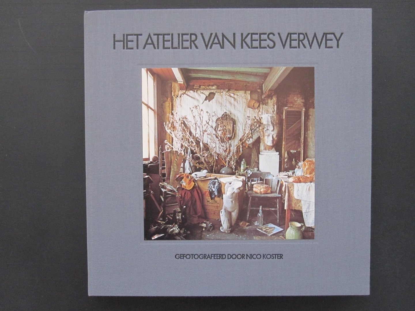 Peter Berger / Nico Koster (photography) - Het atelier van Kees Verwey (signed with etching)