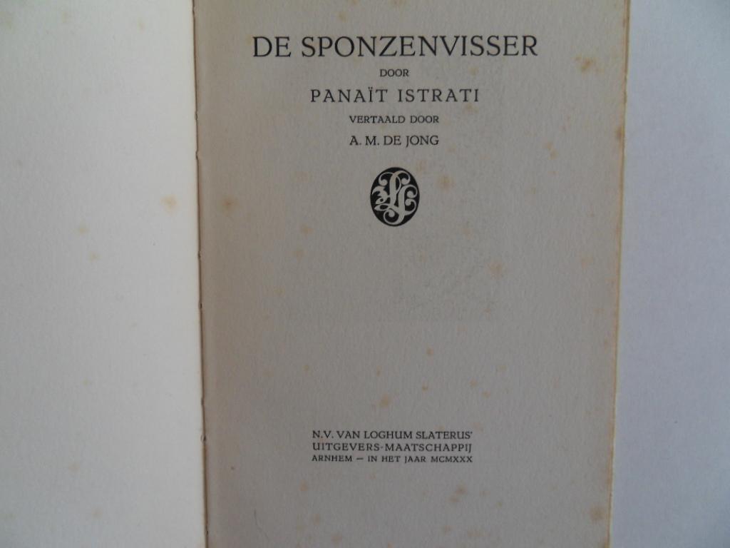 Istrati, Panaït. [ vertaald door A.M. de Jong ]. - De Sponzenvisser. [ Eerste druk ! ] [ Met houtsneden van Fokko Mees ].