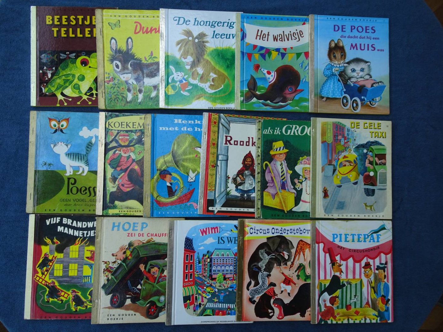 Schmidt, Annie M.G.. - Verzameling van 16 Gouden Boekjes met verhaaltjes die bewerkt zijn door Annie M.G. Schmidt: Vijf brandweermannetjes,  Hoep zei de chauffeur, Wim is weg, Circus Ondersteboven, Pietepaf het circushondje, De gele taxi, Als ik groot ben, Roodkapje...