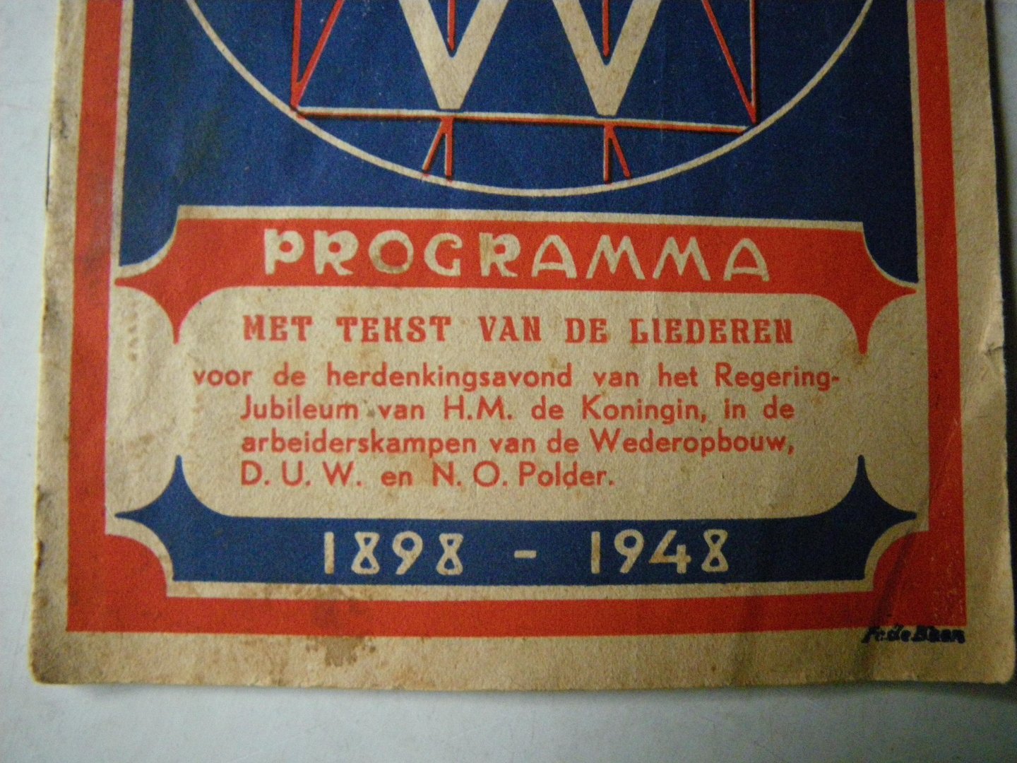 Joekes,A.M. - 1898 1948 Programma voor de herdenkingsavond van het regeringsjubileum van H.M. de koningin, in de arbeiderskampen van de wederopbouw D.U.W en N.O. poider