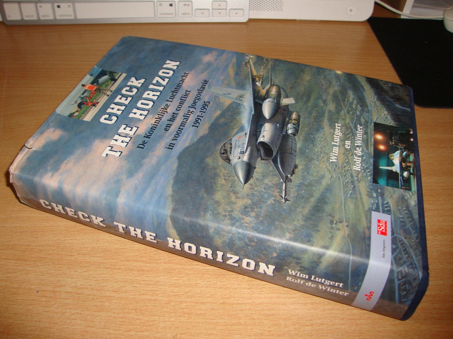 Lutgert, Wim e.a. - Check the horizon. De Koninklijke Luchtmacht en het conflict in voormalig Joegoslavie 1991-1995.