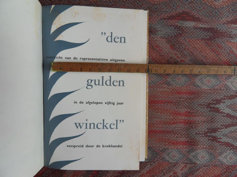 Jong, Dirk de (samenstelling). - Den Gulden Winckel. - Overzicht van de representatieve uitgaven in de afgelopen vijftig jaar verspreid door de boekhandel.