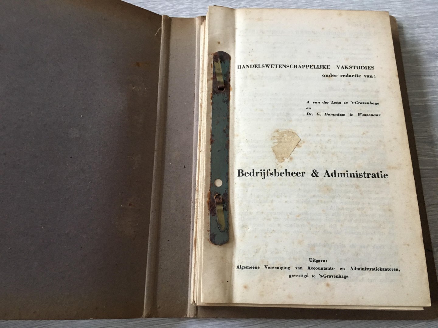 A. Van der Leest, Dr. G. Dimmisse - Bedrijfsbeheer en administratie, uitgave Handelswetenschappelijke vakstudie