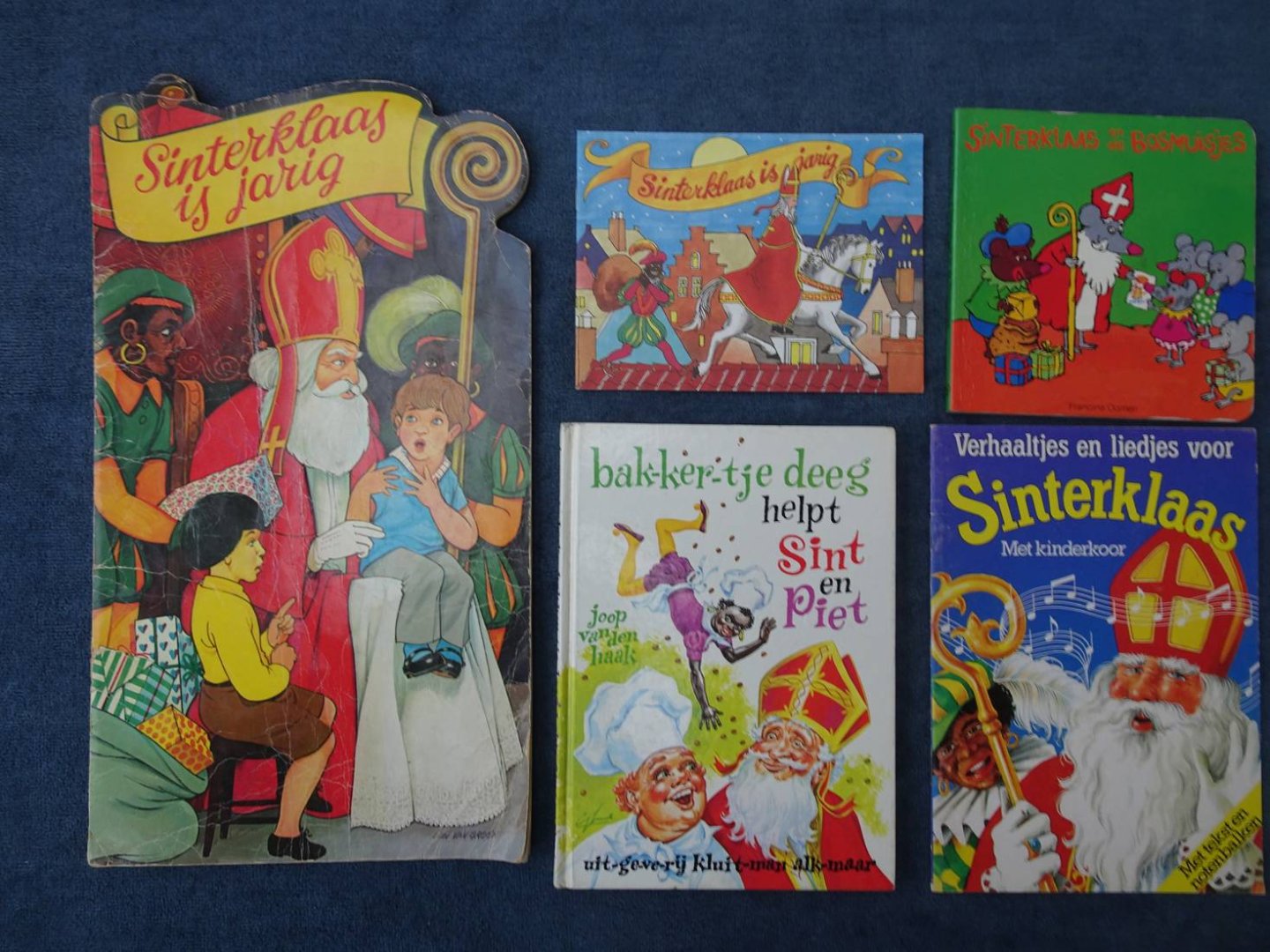 Oomen, Francine, Joop van den Haak, et al. - Sinterklaas en de Bosmuisjes/ Sinterklaas is jarig/ Verhaaltjes en liedjes voor Sinterklaas. Met tekst en notenbalken/ Bak-ker-tje deeg helpt Sint en Piet/ Sinterklaas is jarig. 5 titels.