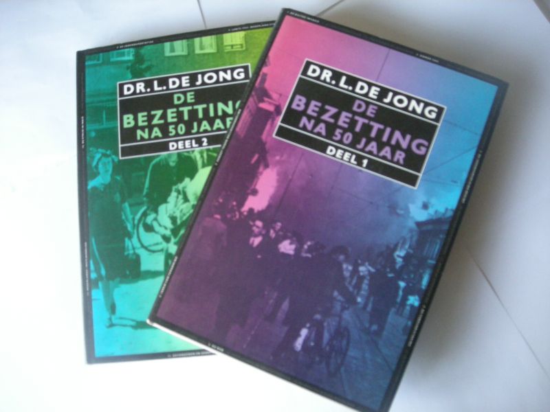 Jong, Dr. L.de - De Bezetting na 50 jaar, deel 1 EN deel 2 (bewerking tv serie NOS 1989/1990)