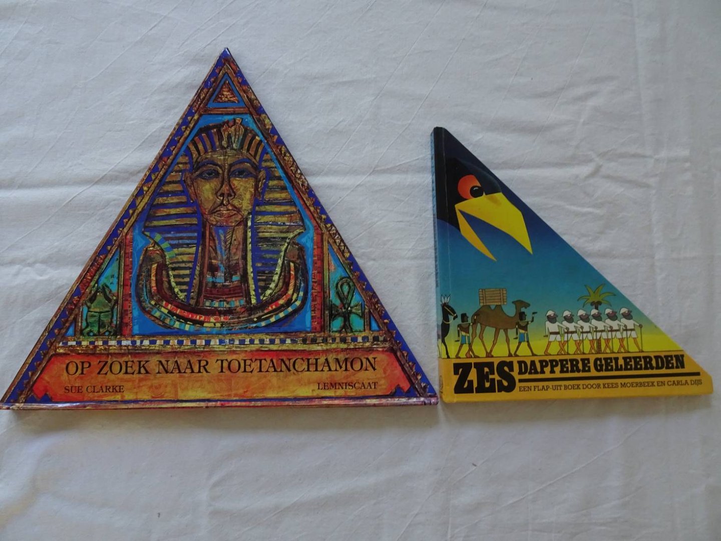 Moerbeek, Kees, Carla Dijs & Sue Clarke. - Zes dappere geleerden. Een flap-uit boek/ Op zoek naar Toetanchamon. 2 titels.