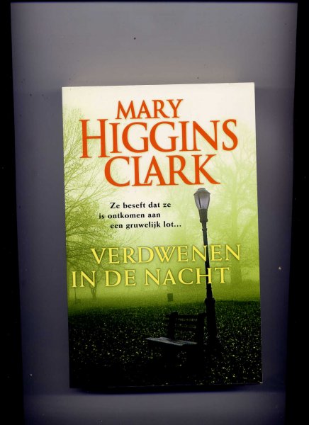 HIGGINS CLARK, MARY - Verdwenen in de nacht - (`Ze beseft dat ze is ontkomen aan een gruwelijk lot ....)