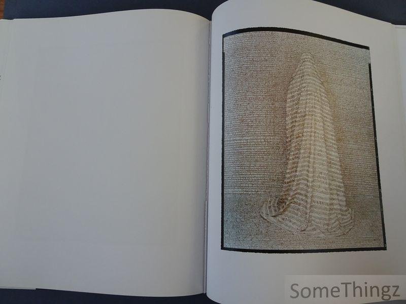 Lalla Essaydi (photogr.) and Fatema Menissi (essay). - Les femmes du Maroc. [Incomplete!]