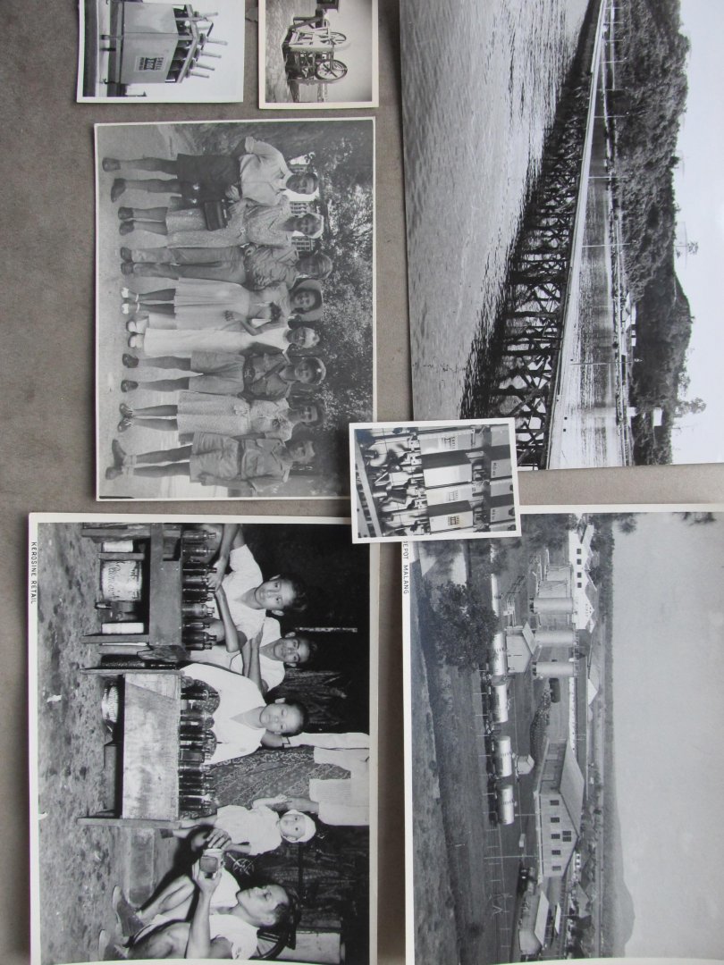  - 5 PERSFOTO'S van de beschieting door Sukarno's troepen van een olie-opslagplaats in Menado