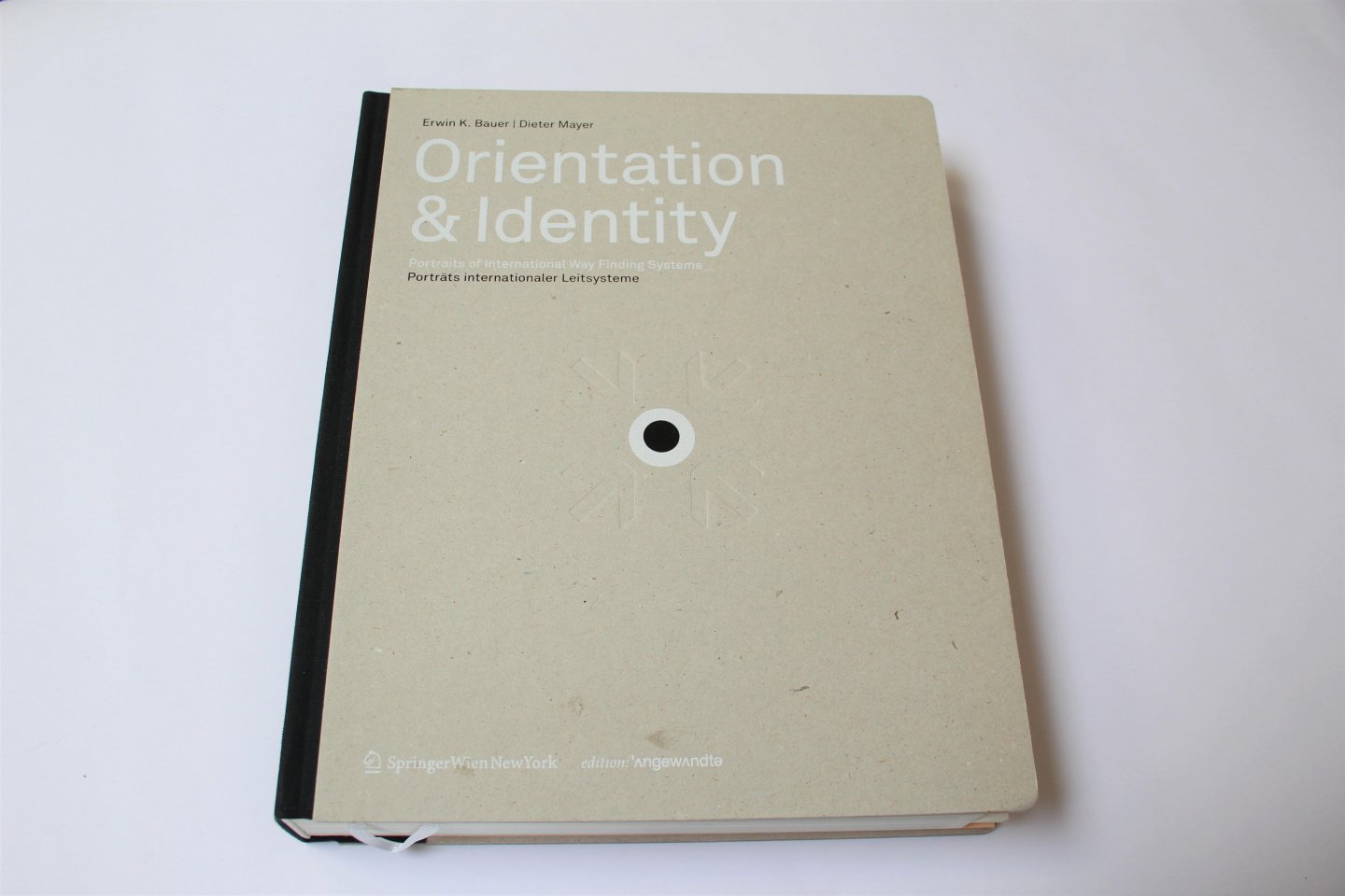 Bauer, Erwin K. - Orientation & Identity: Portraits of Way Finding Systems | Porträts internationaler Leitsysteme