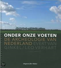 Ginkel, en Verhart - Onder onze voeten. De archeologie van Nederland. Een helder geschreven overzichtswerk over archeologie van Nederland met illustraties.