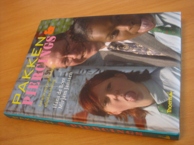 Boer, Hans de en Janssen, Mirjam - Pakken & piercings - Een atlas over jeugd en deugd, arbeid en scholing