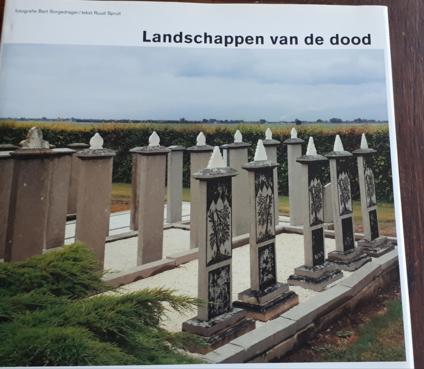 SORGEDRAGER, Bart (fotografie) en SPRUIT, Ruud (tekst) - Landschappen van de dood
