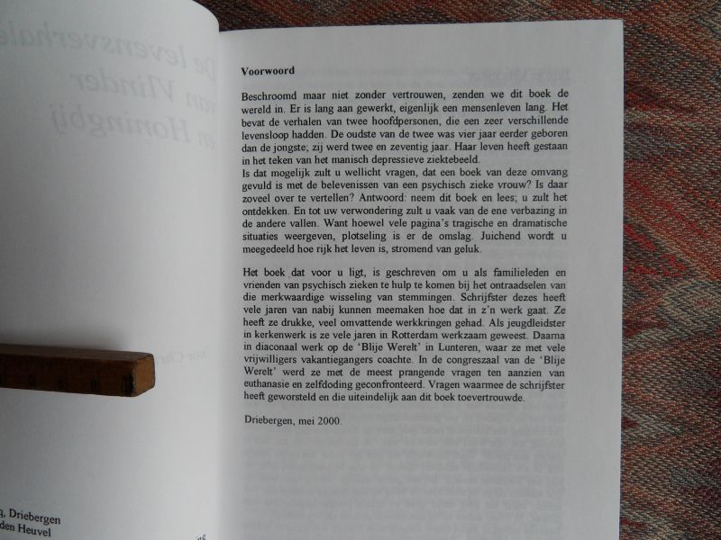 Clercq, Christine Le. - De Levensverhalen van Vlinder en Honingbij. --- 1e druk, 2000. Paperback met geill. platten. Boek verkeert in zeer goede staat. Geen naam ingeschreven en geen onderstrepingen. 378 pp. Een ontroerend en bemoedigend boek.